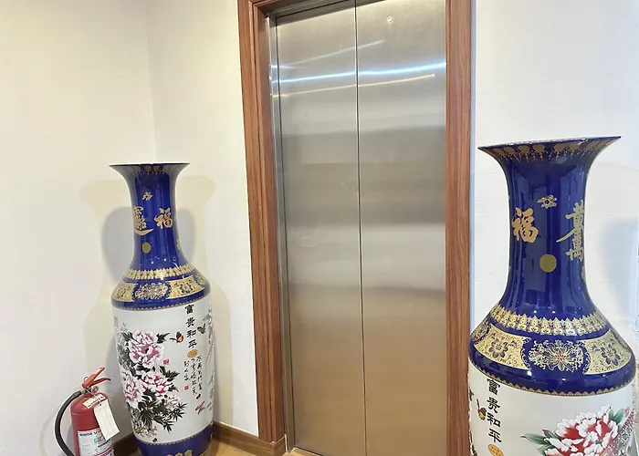 Longzhu Hotel 2*