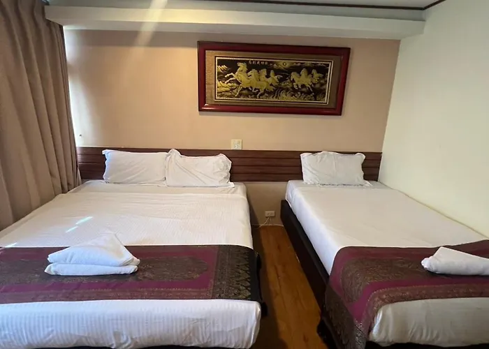 Longzhu Hotel 2*