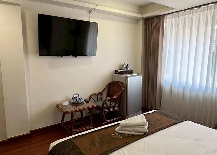Longzhu Hotel 2*